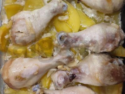 Greitas vakarienė: vištiena su bulvėmis orkaitėje pagrindine nuotrauka