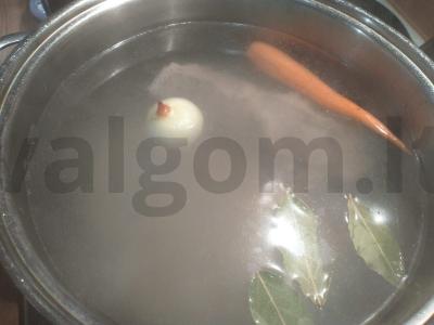 Skani mėsos solyanka su citrina ir alyvuogėmis Žingsnis 1