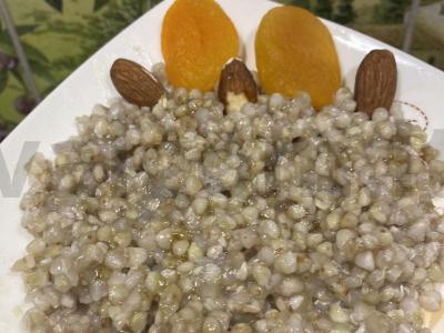 Žalioji grikių košė su medumi ir GHI sviestu pagrindine nuotrauka