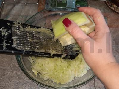 Cukinijų blynai su žolelėmis Žingsnis 2