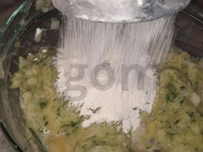 Cukinijų blynai su žolelėmis Žingsnis 11