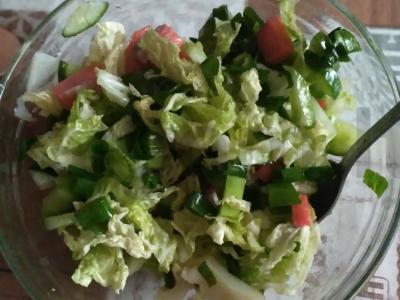 Žalias salotas su šaltai rūkytomis žuvimis pagrindine nuotrauka