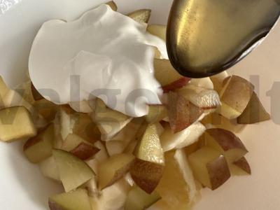 Vaisių salotas „Vasaros“ su grietine ir medumi Žingsnis 4