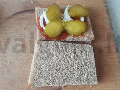 Šiltas sumuštinis su kotletu ir marinuotu agurku Žingsnis 2