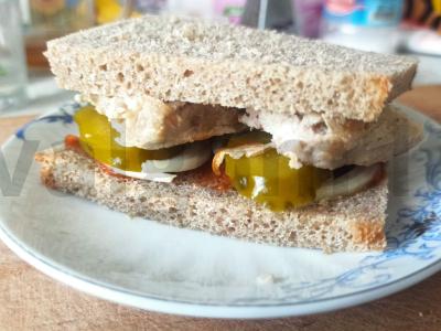 Šiltas sumuštinis su kotletu ir marinuotu agurku pagrindine nuotrauka