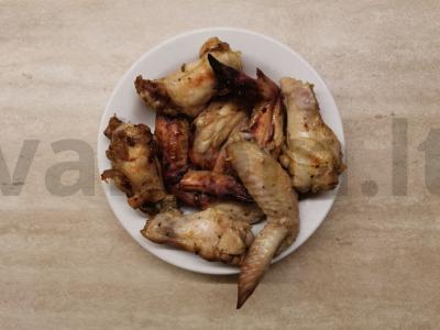 Skani vištienos sparneliai su salyvu pagrindine nuotrauka