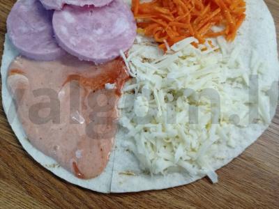 Tortilija su kumpiu, sūriu ir adžika Žingsnis 3