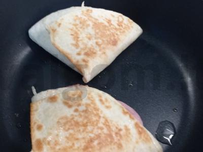 Tortilija su kumpiu, sūriu ir adžika Žingsnis 6