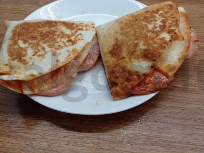 Tortilija su kumpiu, sūriu ir adžika pagrindine nuotrauka