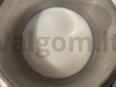 Polenta su džiovintais vaisiais ir bananais Žingsnis 1