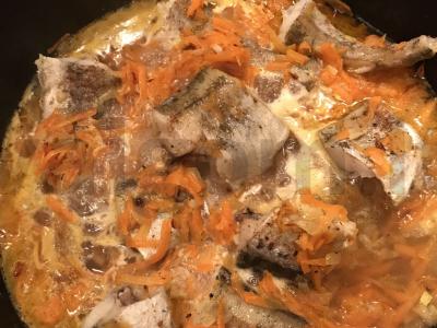 Troškintas menkė su morkomis ir svogūnais Žingsnis 3