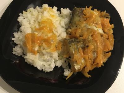 Troškintas menkė su morkomis ir svogūnais pagrindine nuotrauka