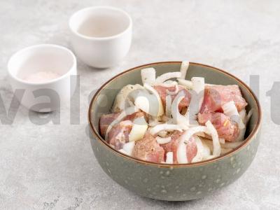 Šašlykas iš kiaulienos, paruoštas ant skardos orkaitėje Žingsnis 1