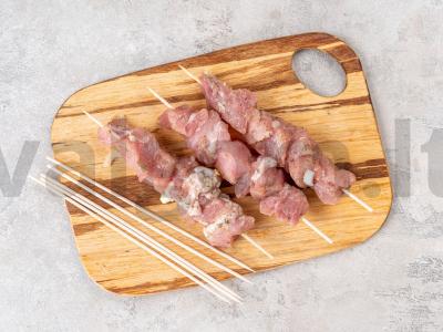 Šašlykas iš kiaulienos, paruoštas ant skardos orkaitėje Žingsnis 2