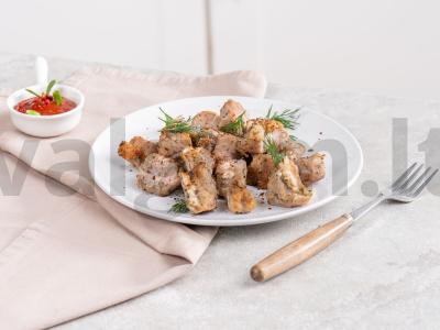 Šašlykas iš kiaulienos, paruoštas ant skardos orkaitėje pagrindine nuotrauka