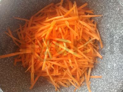 Morkų ir salierų salotas Žingsnis 1