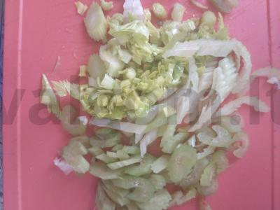 Morkų ir salierų salotas Žingsnis 2