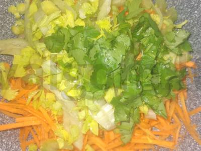 Morkų ir salierų salotas Žingsnis 4