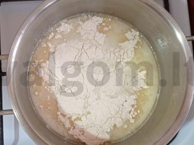 Švelnūs profitriai su grietinėlėmis ir medumi Žingsnis 1