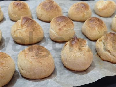 Švelnūs profitriai su grietinėlėmis ir medumi pagrindine nuotrauka