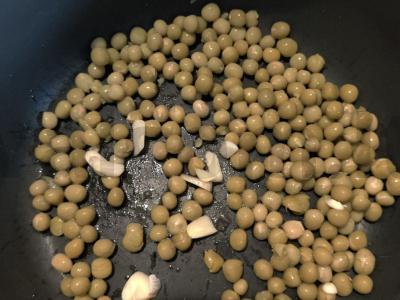 Žirnių humusas su česnaku ir citrinos sultimis Žingsnis 2