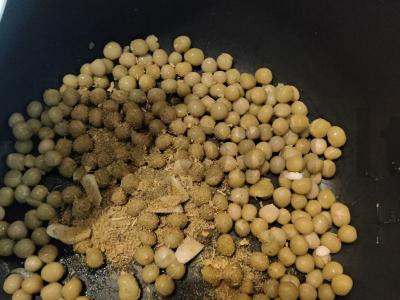 Žirnių humusas su česnaku ir citrinos sultimis Žingsnis 3