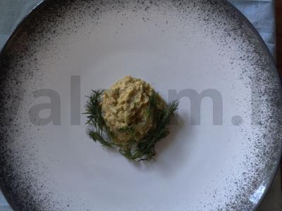 Žirnių humusas su česnaku ir citrinos sultimis pagrindine nuotrauka