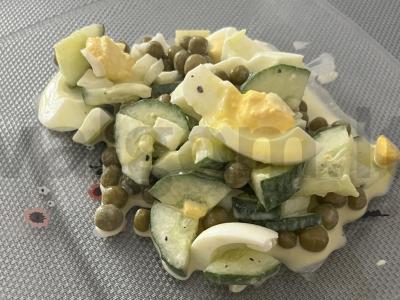 Salotos su žaliuoju žirniu ir agurku pagrindine nuotrauka