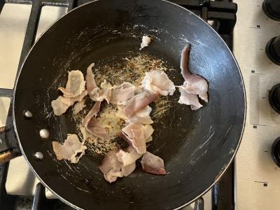 Greito paruošimo makaronų sriuba su apkepinta šonine Žingsnis 1