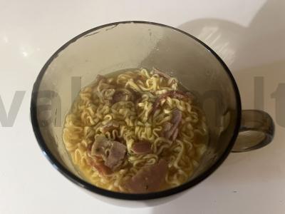 Greito paruošimo makaronų sriuba su apkepinta šonine pagrindine nuotrauka