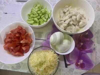 Šiltas salotas su vištienos krūtinėle ir sūriu Žingsnis 1