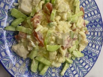 Šiltas salotas su vištienos krūtinėle ir sūriu pagrindine nuotrauka