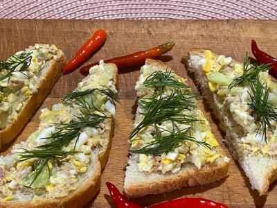 Tunas ir virtas kiaušinis ant tostų pagrindine nuotrauka