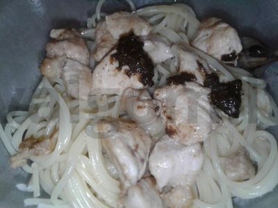 Spagettini su vištiena ir padažu pagrindine nuotrauka