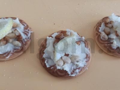 Sausainiai su riešutais ir sūriu pagrindine nuotrauka