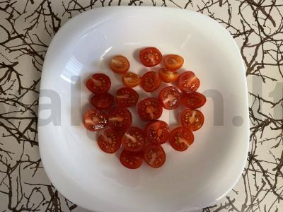 Kvapnus salotas su sūriu, vyšniniais pomidorais ir sezamo sėklomis Žingsnis 1