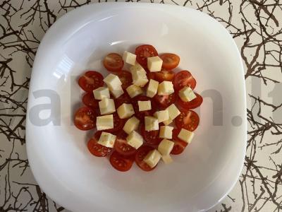 Kvapnus salotas su sūriu, vyšniniais pomidorais ir sezamo sėklomis Žingsnis 2