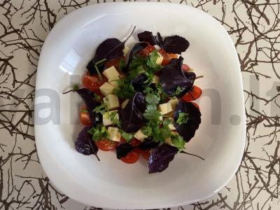 Kvapnus salotas su sūriu, vyšniniais pomidorais ir sezamo sėklomis Žingsnis 3