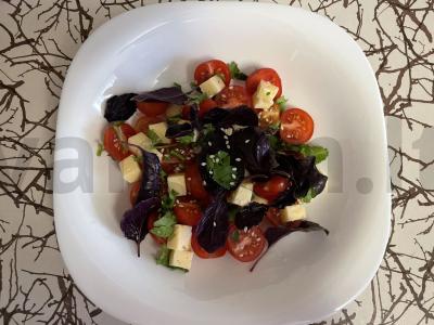 Kvapnus salotas su sūriu, vyšniniais pomidorais ir sezamo sėklomis pagrindine nuotrauka