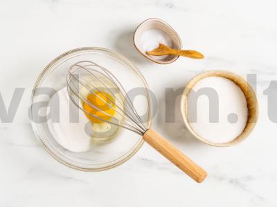 Paprastas šokoladinis pyragas su glazūra Žingsnis 1