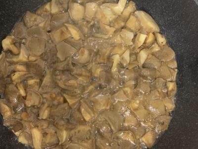 Kepta bulvė su sviestinėmis grybais Žingsnis 2