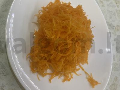 Morkų salotas su obuoliais, sezamo sėklomis ir medumi Žingsnis 1