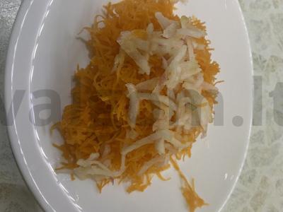 Morkų salotas su obuoliais, sezamo sėklomis ir medumi Žingsnis 2