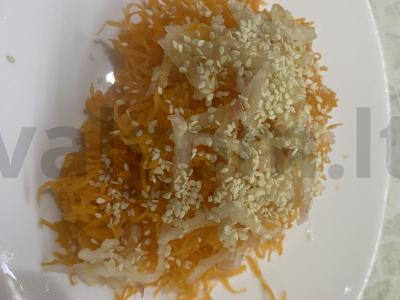 Morkų salotas su obuoliais, sezamo sėklomis ir medumi Žingsnis 3