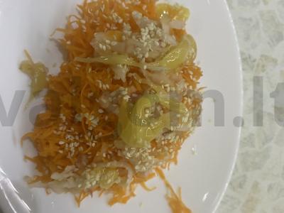 Morkų salotas su obuoliais, sezamo sėklomis ir medumi Žingsnis 4