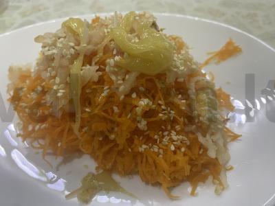 Morkų salotas su obuoliais, sezamo sėklomis ir medumi pagrindine nuotrauka