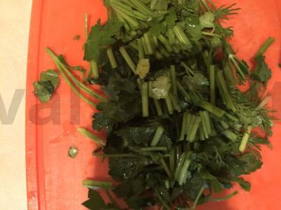 Sūdyti agurkai su česnaku ir šviežiais žalumynais Žingsnis 2