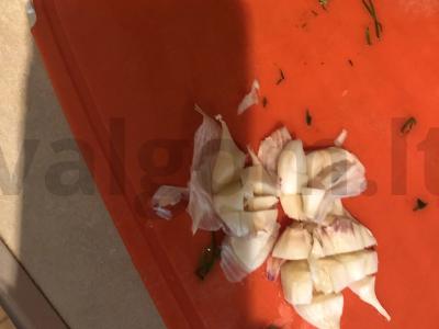 Sūdyti agurkai su česnaku ir šviežiais žalumynais Žingsnis 3