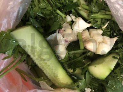 Sūdyti agurkai su česnaku ir šviežiais žalumynais Žingsnis 4