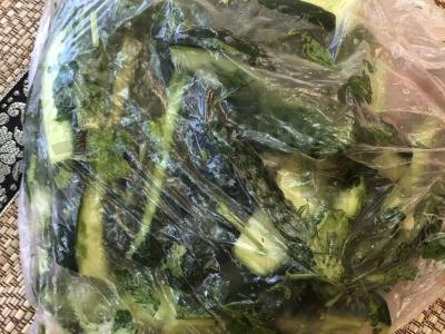 Sūdyti agurkai su česnaku ir šviežiais žalumynais pagrindine nuotrauka